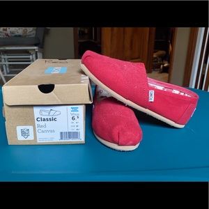 6.5 Classic red canvas Toms
